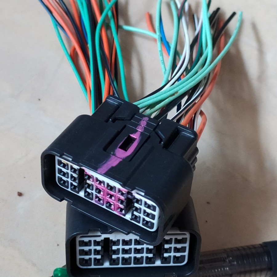 Two socket connectors that I wish to identify.